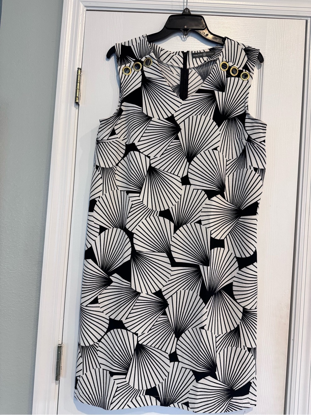 Sleeveless Signature Collection Black & White Geometric Retro Look Shift Dress